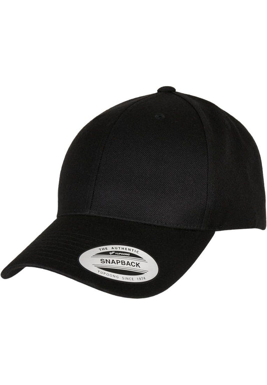 Schwarze Premium Snapback Cap von Flexfit mit gebogenem Schirm aus Wolle und Acryl.