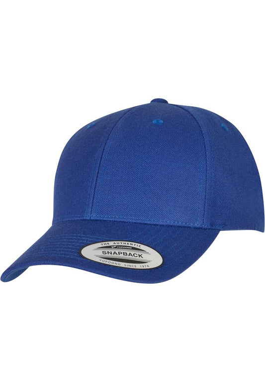Premium Snapback Cap von Flexfit in Royalblau mit gebogenem Schirm aus Wolle und Acryl.