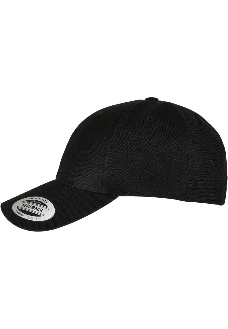 Schwarze Premium Snapback Cap von Flexfit mit gebogenem Schirm aus Wolle und Acryl.