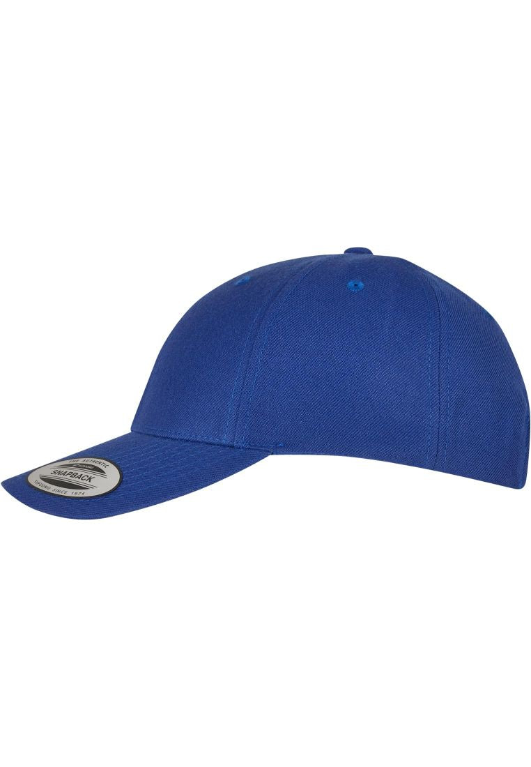 Premium Snapback Cap von Flexfit in Royalblau mit gebogenem Schirm aus Wolle und Acryl.