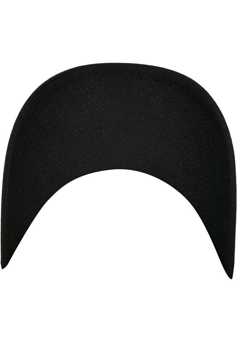 Unterseite des schwarzen, vorgebogenen Visors der Flexfit Snapback Cap mit 8-fach-Steppung.