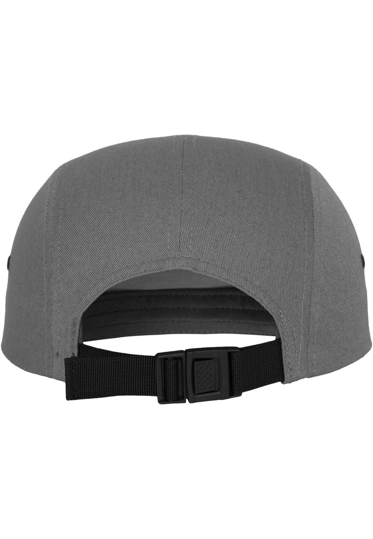 Rückansicht der grauen Flexfit 5-Panel Cap mit verstellbarem schwarzen Clip-Verschluss aus Kunststoff.