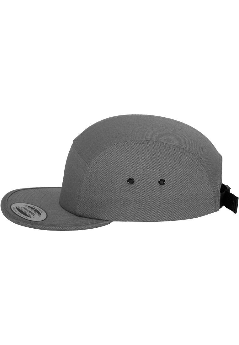 Graue 5 Panel Cap aus Baumwolle – Verstellbare Flexfit Jockey Kappe im Streetwear-Stil mit flachem Schirm.