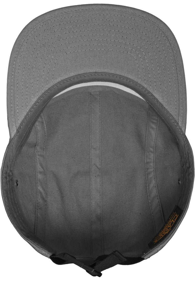 Innenansicht der grauen Flexfit Jockey Cap mit verstellbarem Clip-Verschluss und schwarzem Classics-Label.