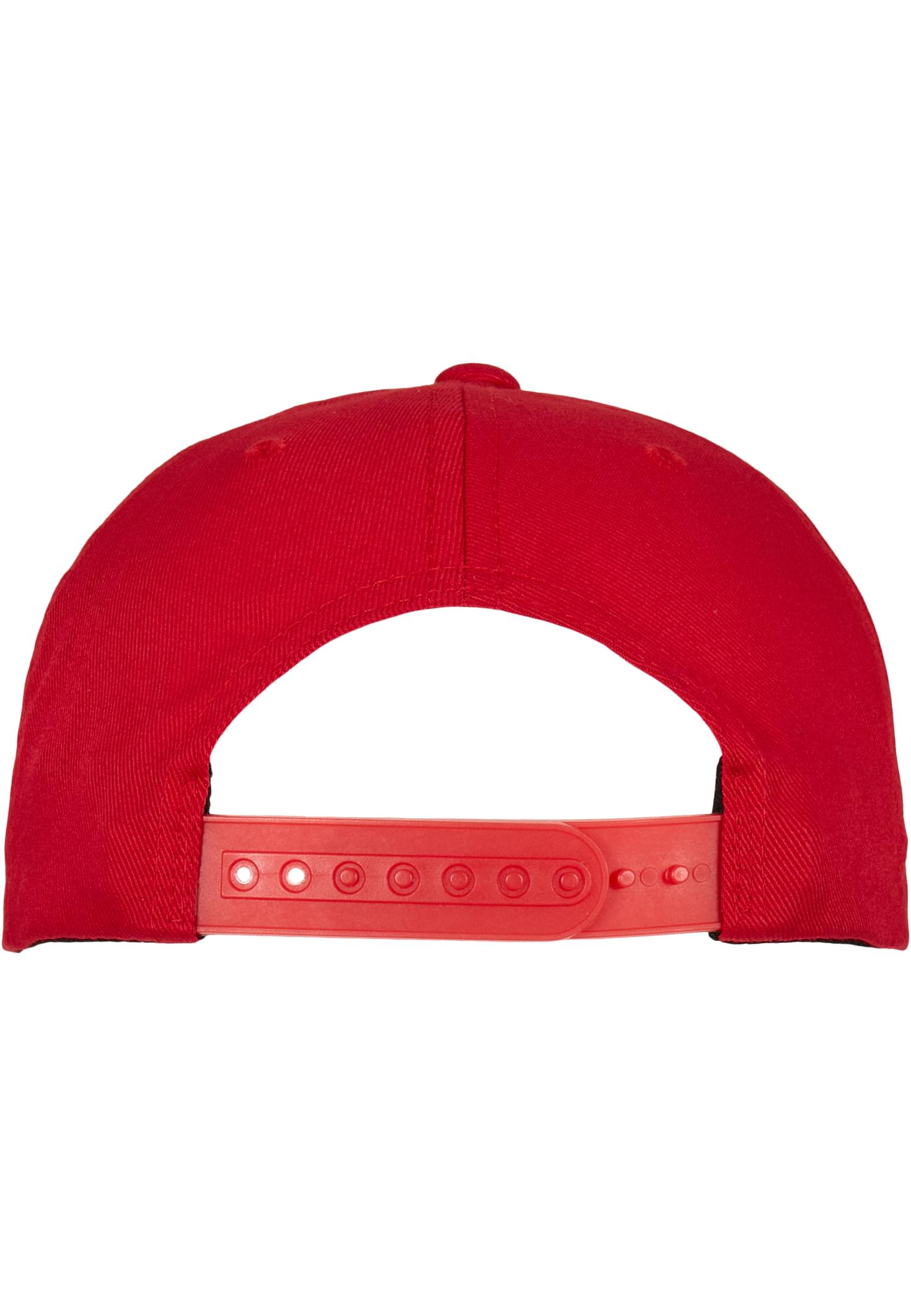 Verstellbarer Snapback-Verschluss einer roten Flexfit Kappe von hinten.