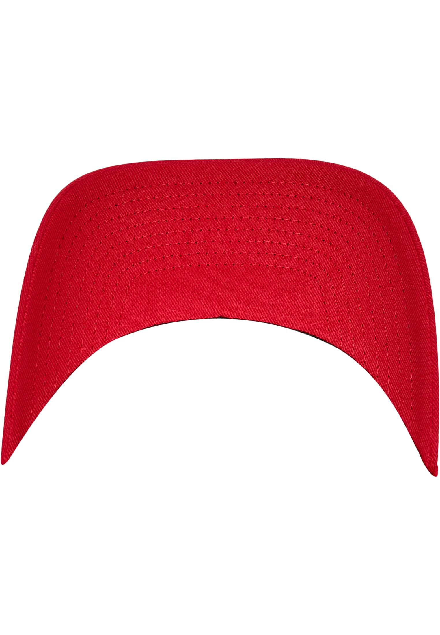 Unterseite des gebogenen Schirms einer roten Flexfit Cap mit Ziersteppung.