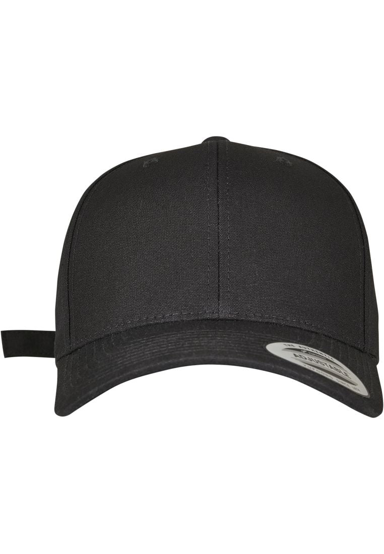 Schwarze Flexfit Kappe aus Baumwolle mit gebogenem Schirm und Metallverschluss.