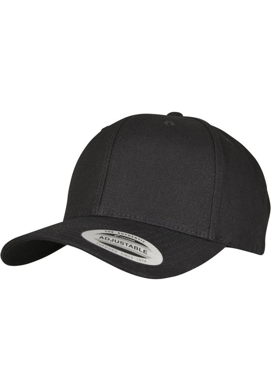 Schwarze Flexfit Kappe aus Baumwolle mit gebogenem Schirm und Metallverschluss.