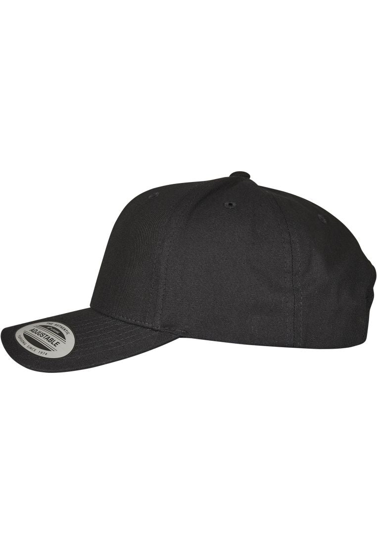 Schwarze Flexfit Kappe aus Baumwolle mit gebogenem Schirm und Metallverschluss.