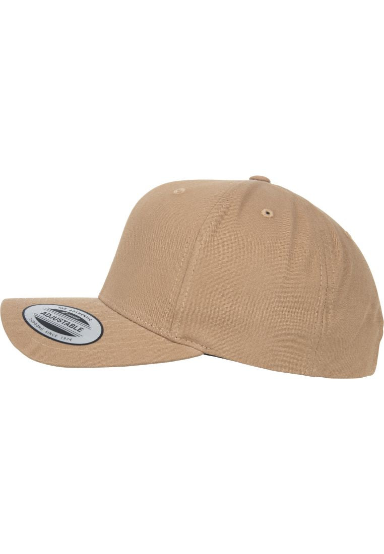Beige Flexfit Kappe aus Baumwolle mit gebogenem Schirm.