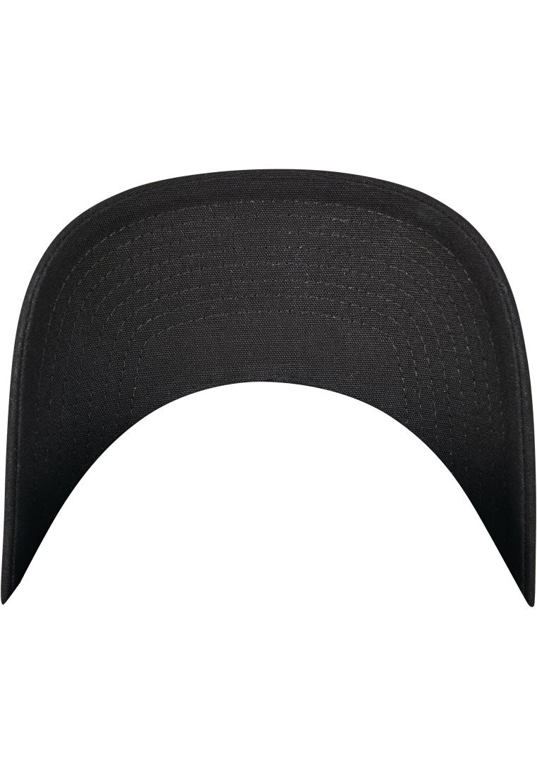 Unterseite des gebogenen Schirms einer schwarzen Flexfit Kappe.