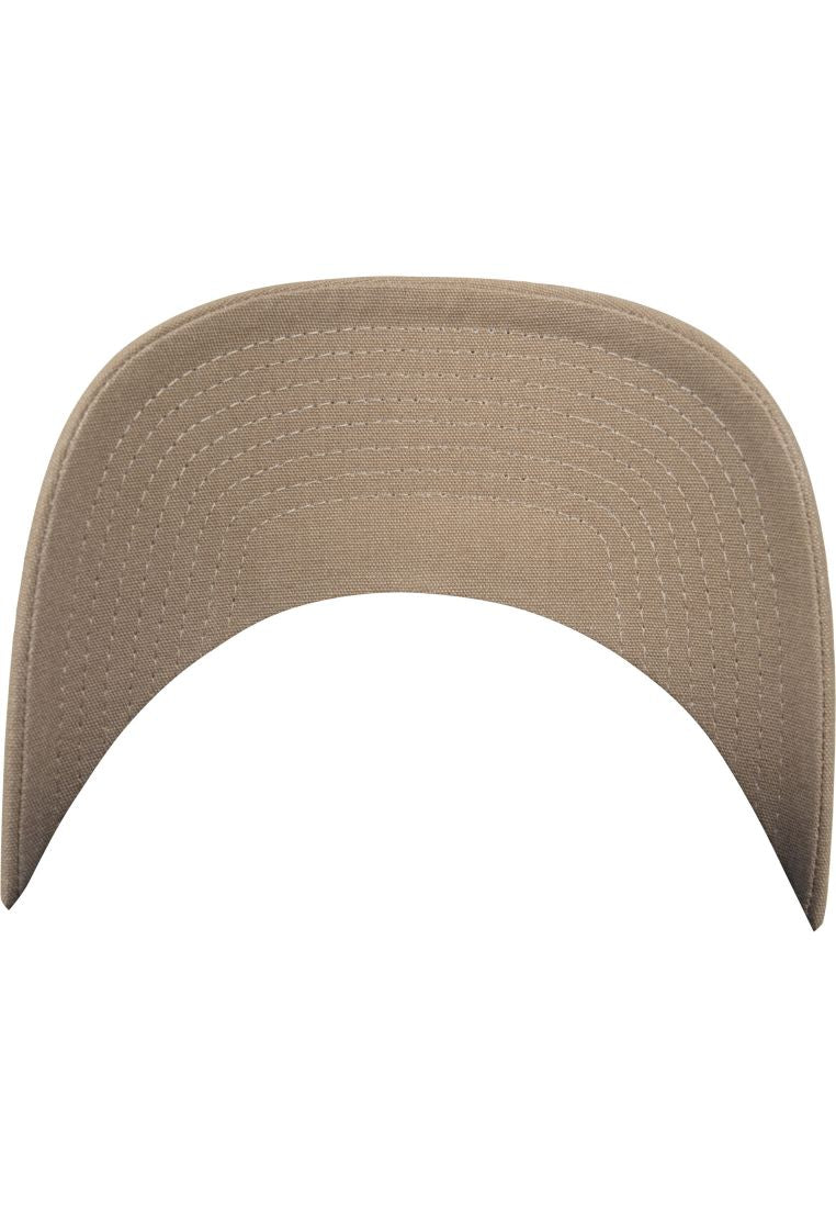 Unterseite des gebogenen Schirms einer beigen Flexfit Kappe.