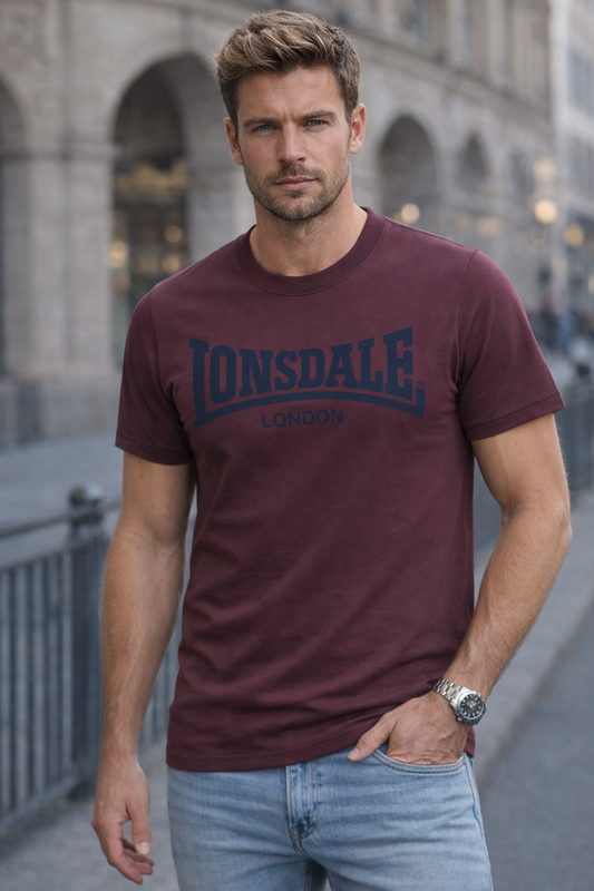 Lonsdale Herren Poloshirt Whalton Oxblood in normaler Passform mit klassischer Knopfleiste und gelber Löwen-Stickerei auf der Brust.