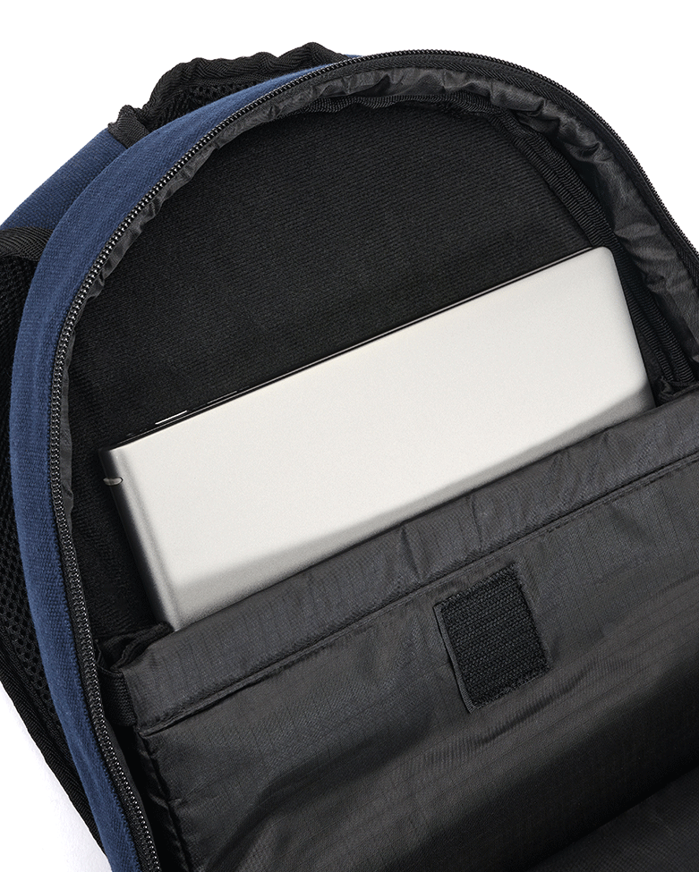 Schmaler Brandit Louis Backpack in Dunkelblau – 16 cm Tiefe mit 25 Liter Volumen für optimalen Stauraum