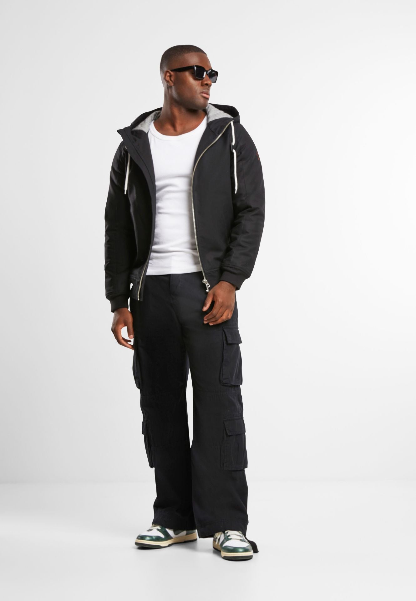 Schwarze Brandit Herrenjacke mit Kapuze, warmem Baumwollfutter und sportlichem Look
