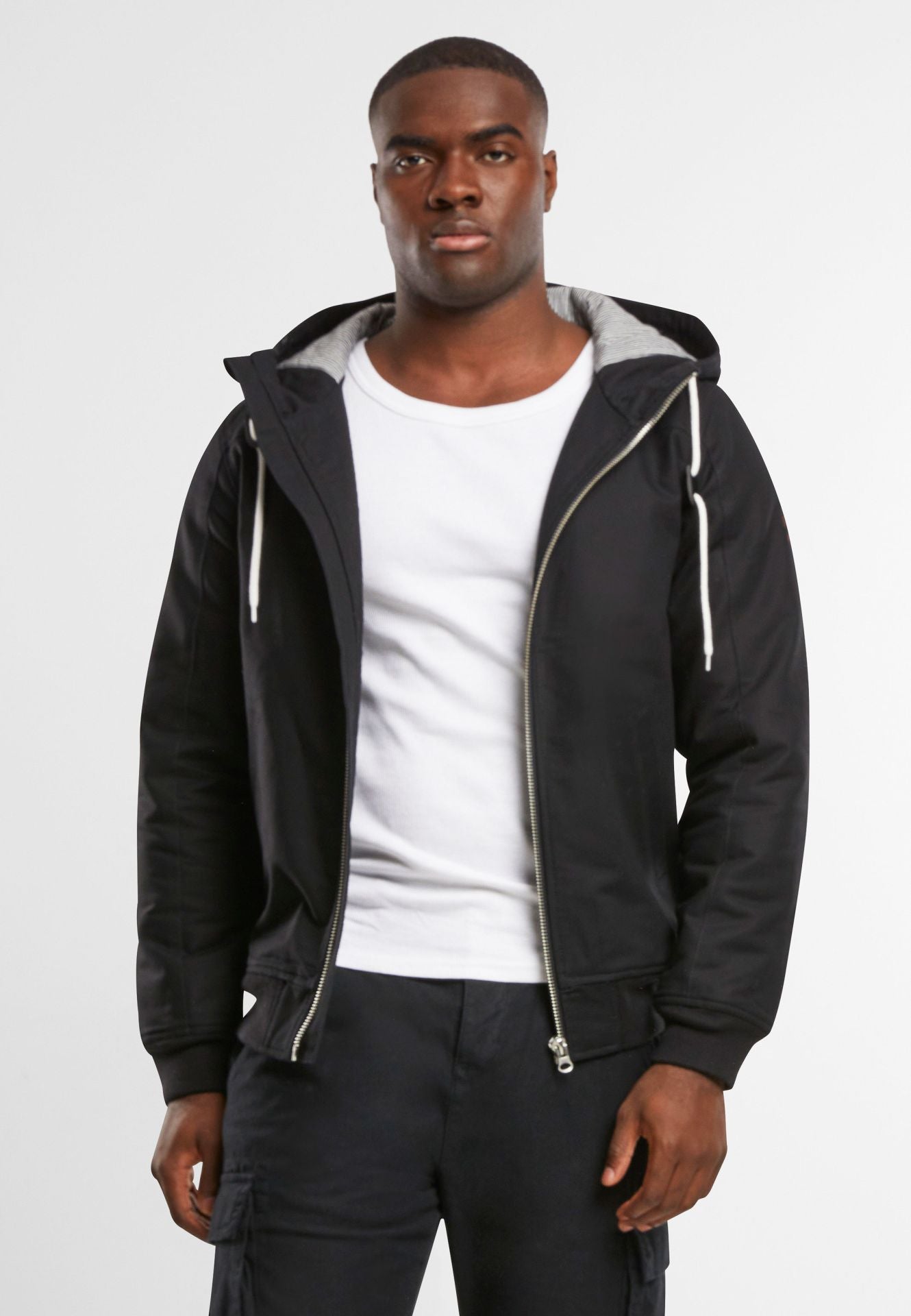 Schwarze Brandit Herrenjacke mit Kapuze, warmem Baumwollfutter und sportlichem Look
