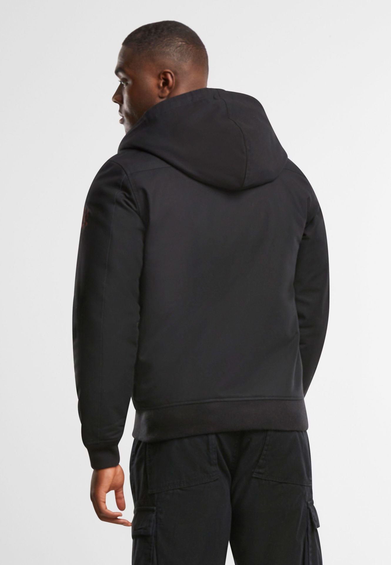 Schwarze Brandit Herrenjacke mit Kapuze, warmem Baumwollfutter und sportlichem Look