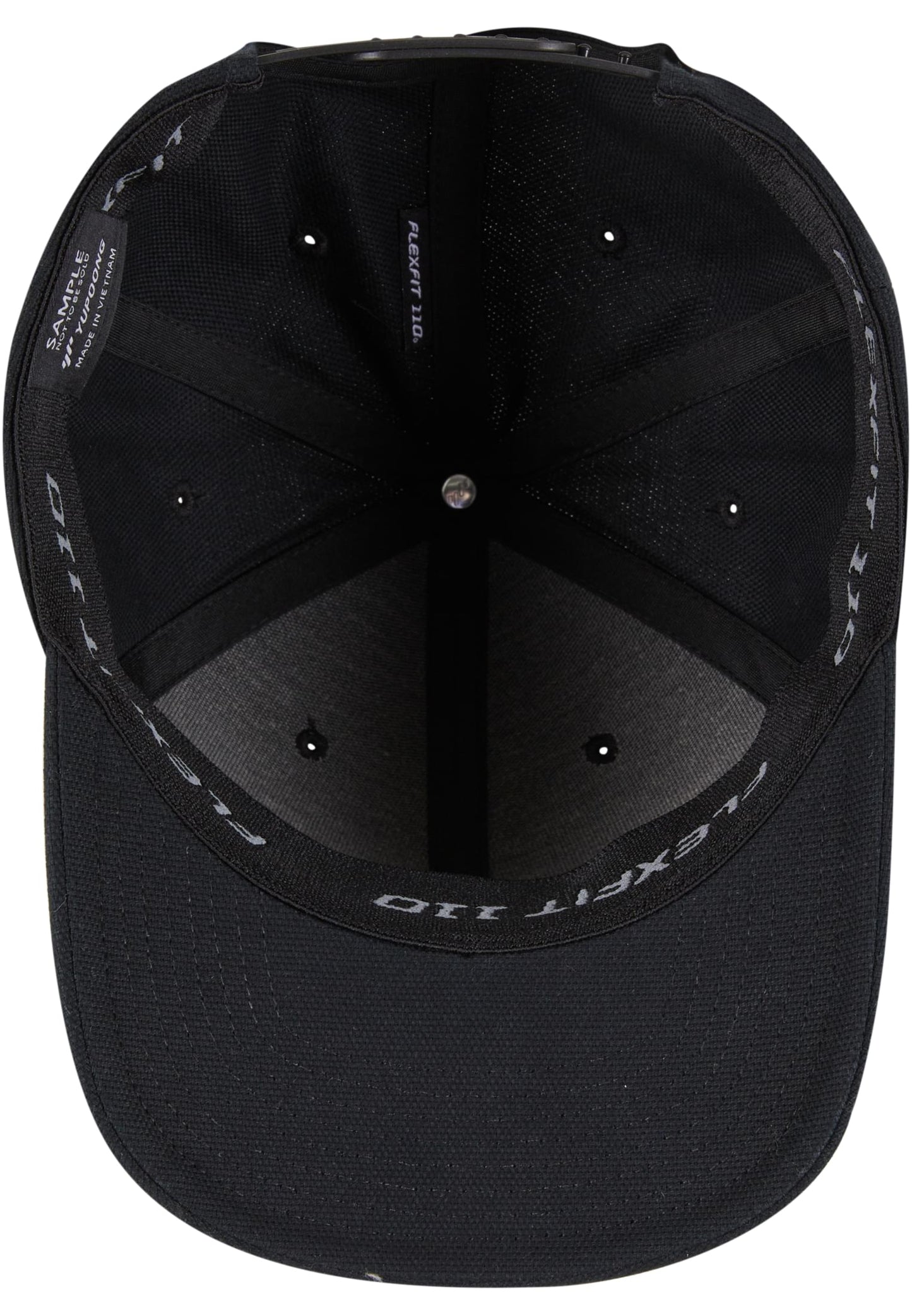 Innenansicht der schwarzen Flexfit 110 Cap mit elastischem Flexfit-Tech-Band und Yupoong-Label.