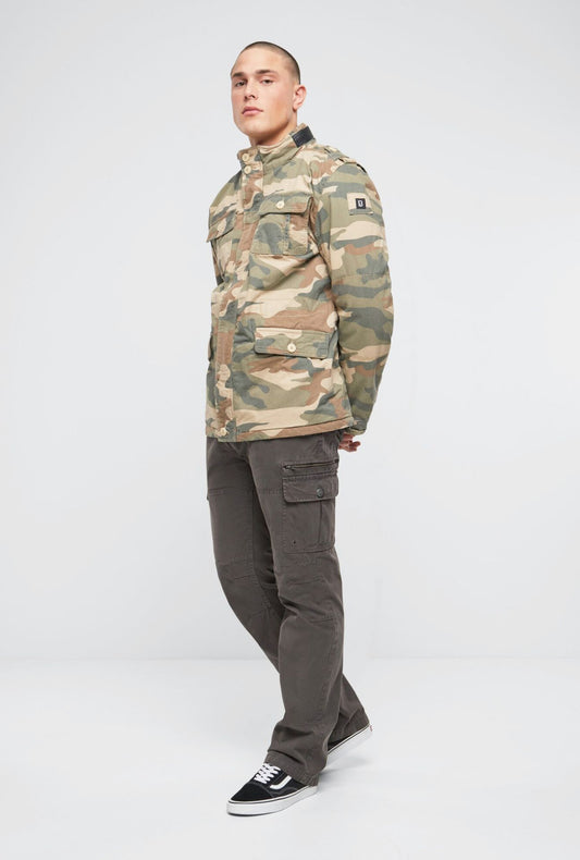 Brandit Feldjacke in Light Camo mit Teddyfutter, versteckter Kapuze, Kunstleder-Stehkragen und Used-Look