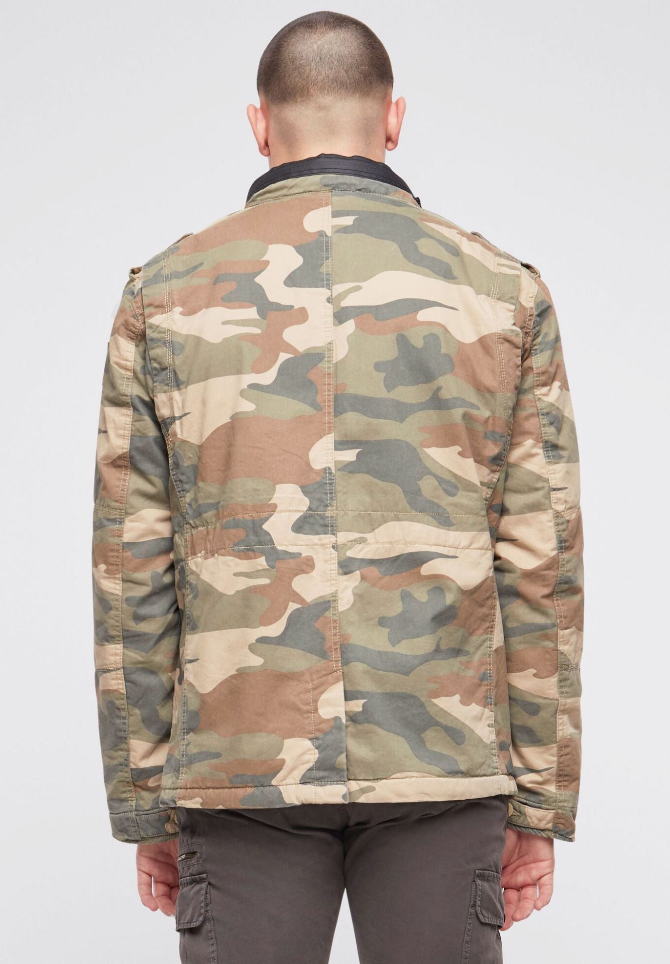 Brandit Feldjacke in Light Camo mit Teddyfutter, versteckter Kapuze, Kunstleder-Stehkragen und Used-Look