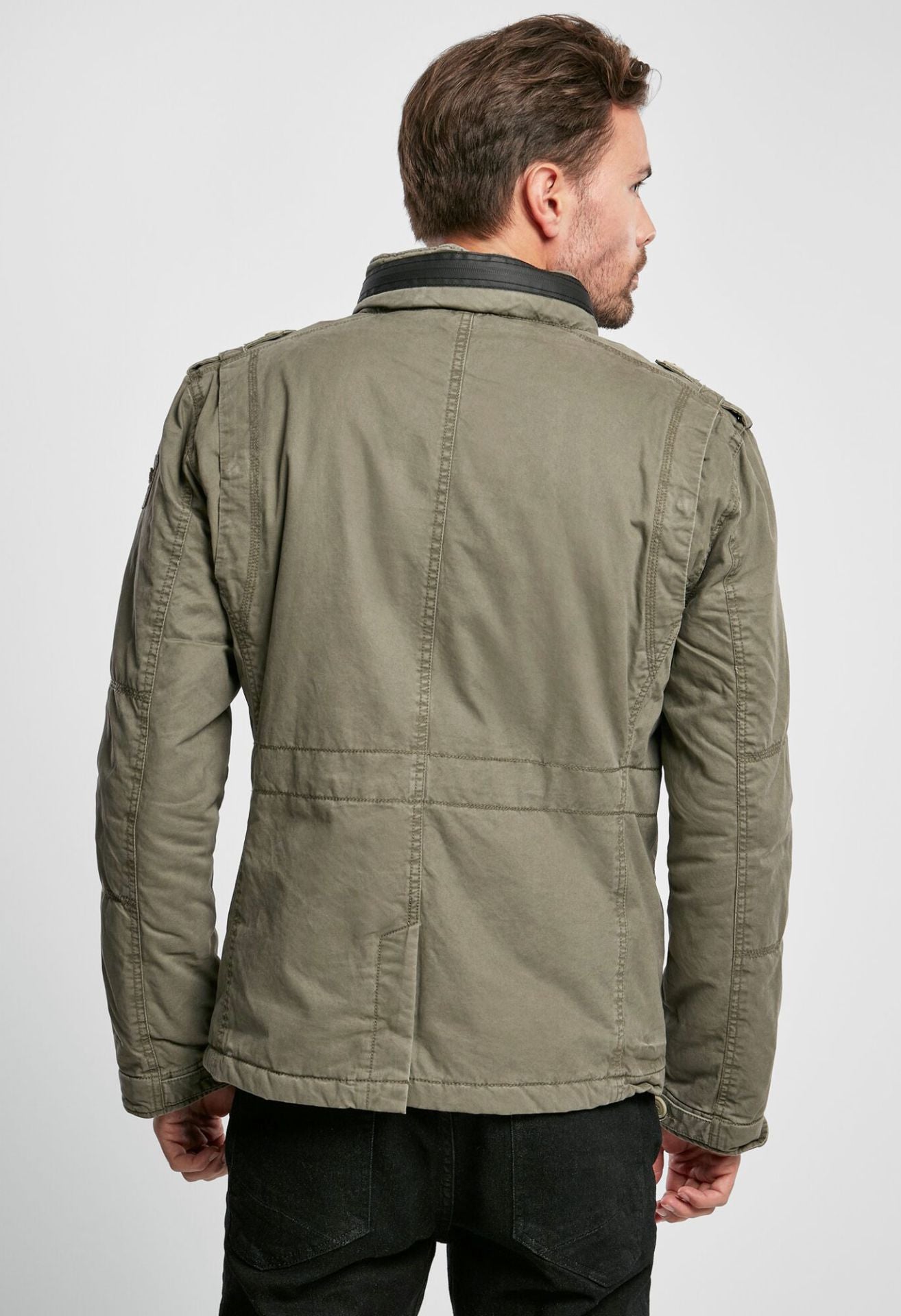 Brandit Feldjacke in Olive mit Teddyfutter, versteckter Kapuze, Kunstleder-Stehkragen und Used-Look.