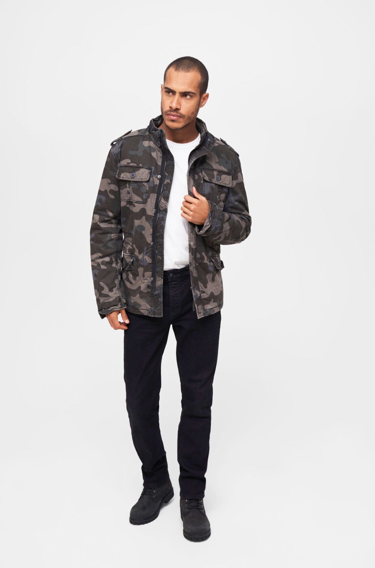 Brandit Feldjacke in Dark Camo mit Teddyfutter, versteckter Kapuze, Kunstleder-Stehkragen und Used-Look.