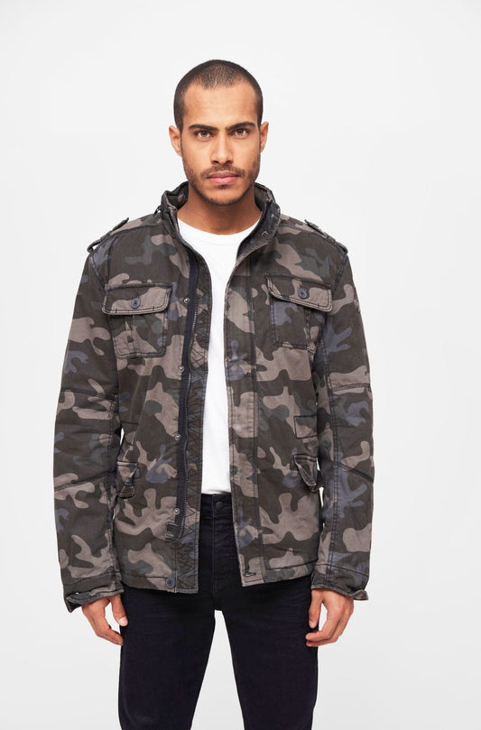 Brandit Feldjacke in Dark Camo mit Teddyfutter, versteckter Kapuze, Kunstleder-Stehkragen und Used-Look.