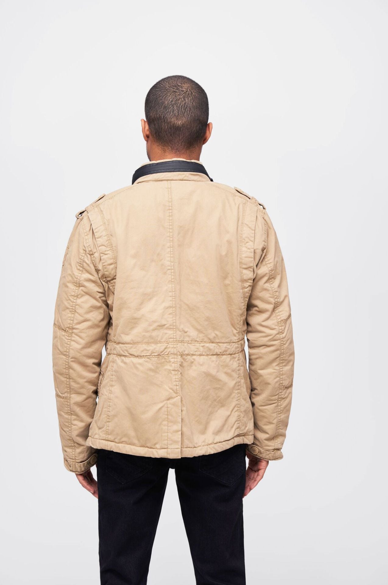 Brandit Feldjacke in Light Camel mit Teddyfutter, versteckter Kapuze, Kunstleder-Stehkragen und Used-Look.