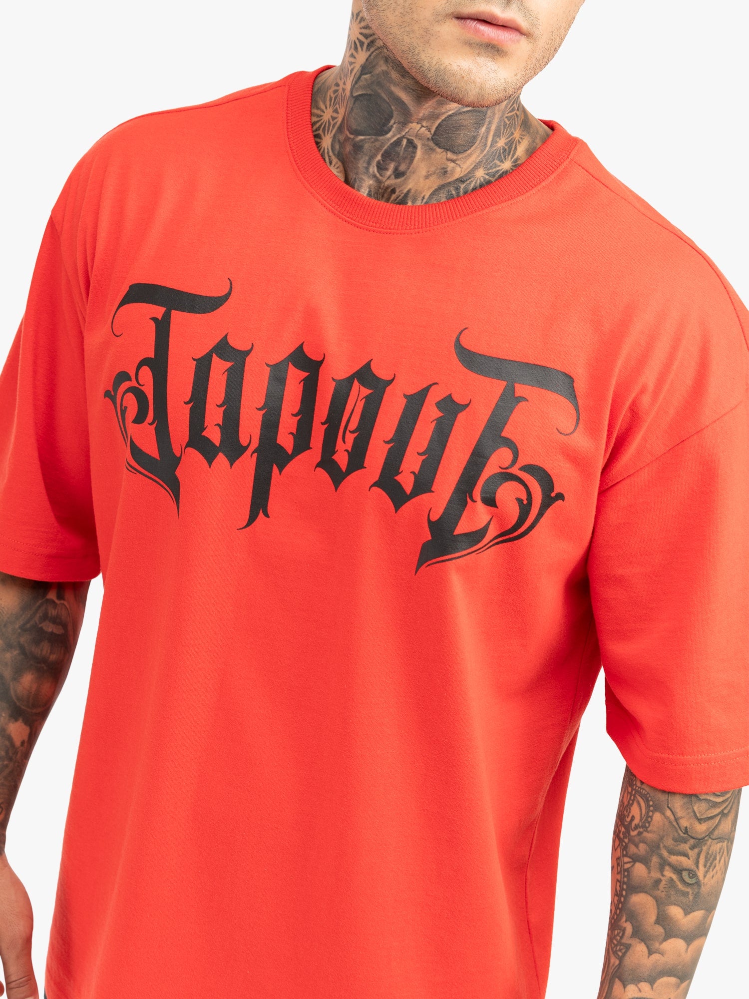Tapout Herren T-Shirt in Rot, normale Passform, Rundhals, grosser Logo-Druck auf der Brust, aus 100 % gekämmter Baumwolle