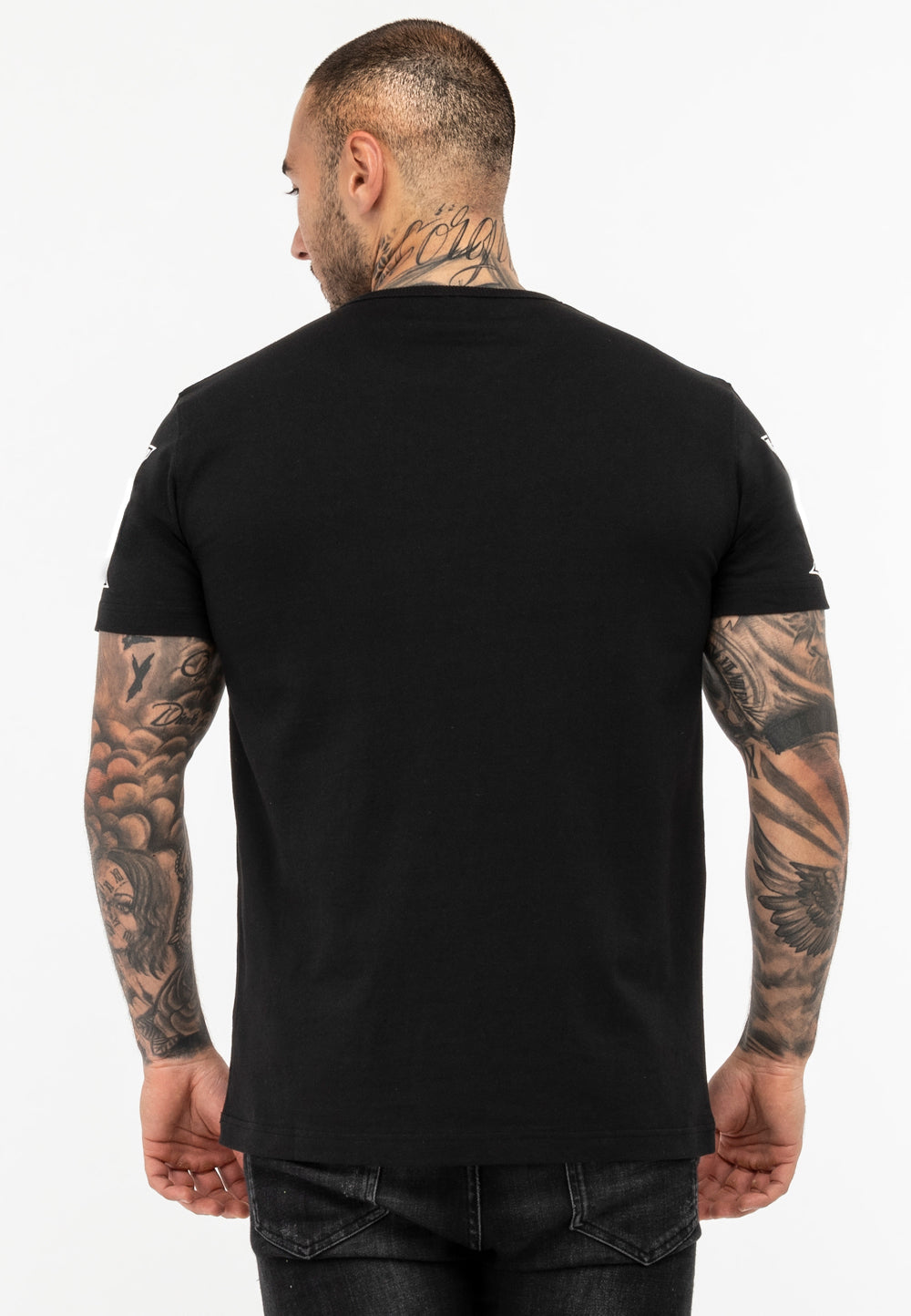 Tapout Herren T-Shirt aus schwarzer Baumwolle mit grossem Logo-Print vorne, kleinem Logo am Rücken und Label am Saum