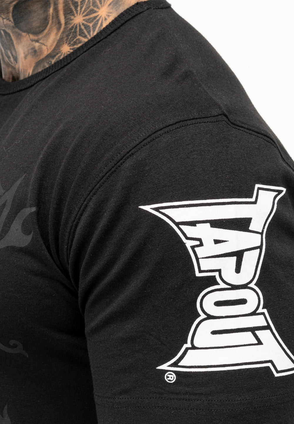 Tapout Herren T-Shirt aus schwarzer Baumwolle mit grossem Logo-Print vorne, kleinem Logo am Rücken und Label am Saum