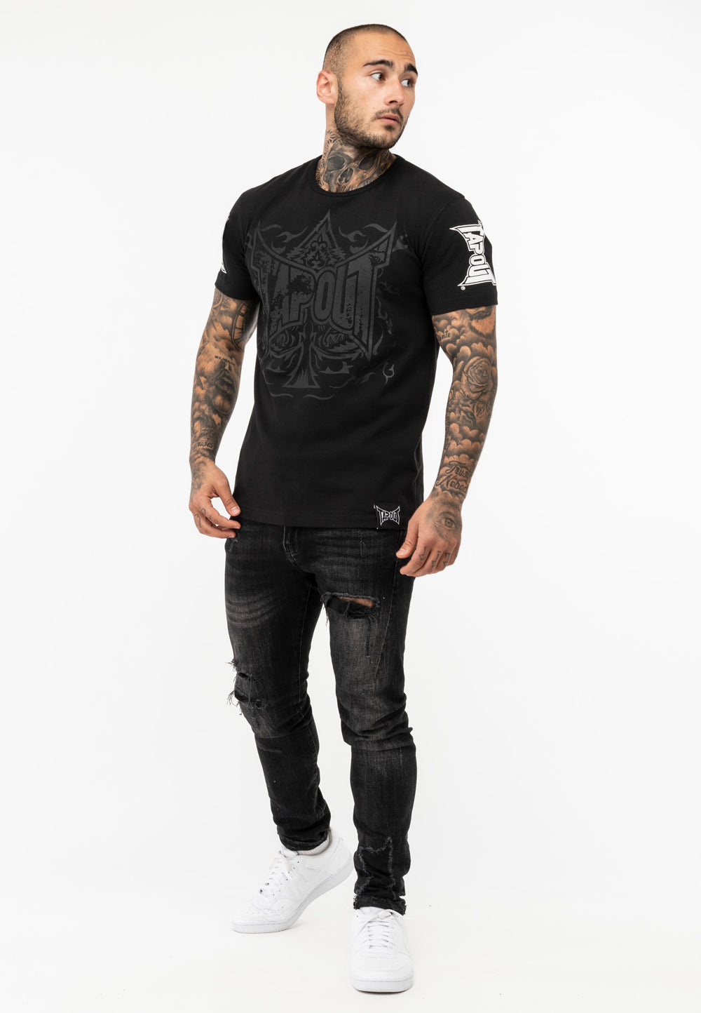 Tapout Herren T-Shirt aus schwarzer Baumwolle mit grossem Logo-Print vorne, kleinem Logo am Rücken und Label am Saum
