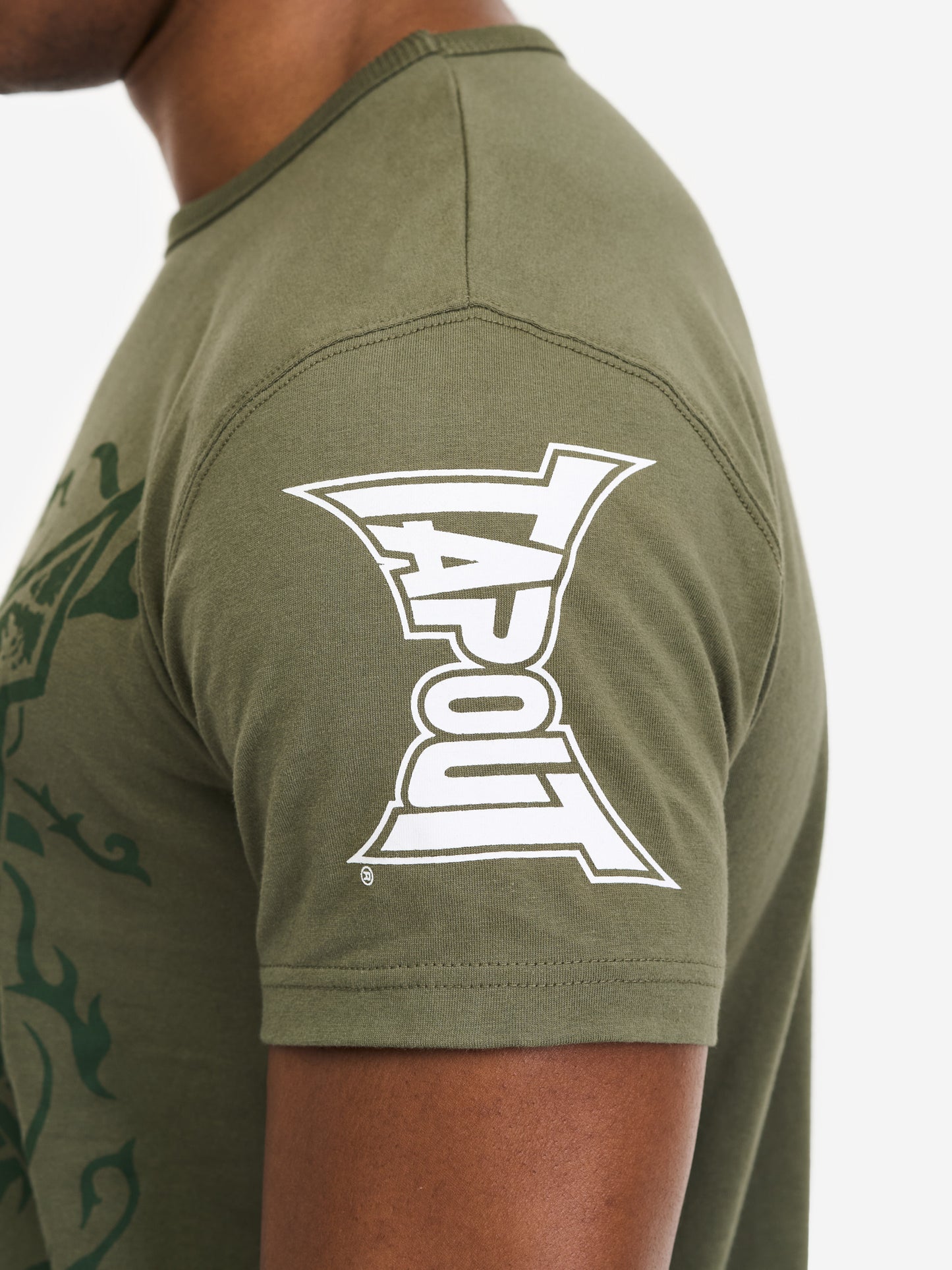 Tapout Herren T-Shirt Oliv, Baumwolle mit grossem Logo-Print vorne, kleinem Logo am Rücken und Label am Saum