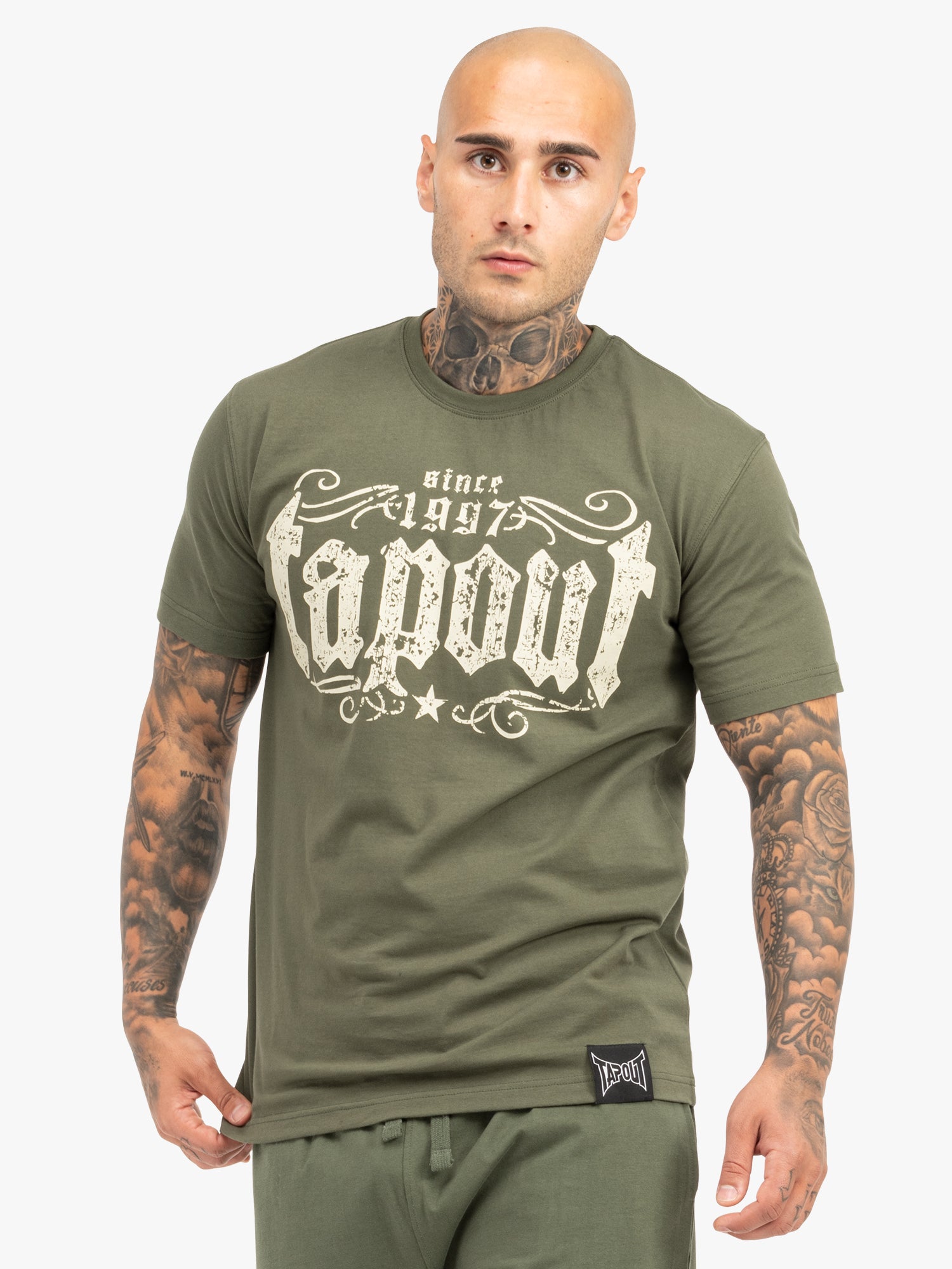 Tapout Herren T-Shirt Oliv in normaler Passform mit grossem Logo-Print vorne und kleinem Logo am Rücken