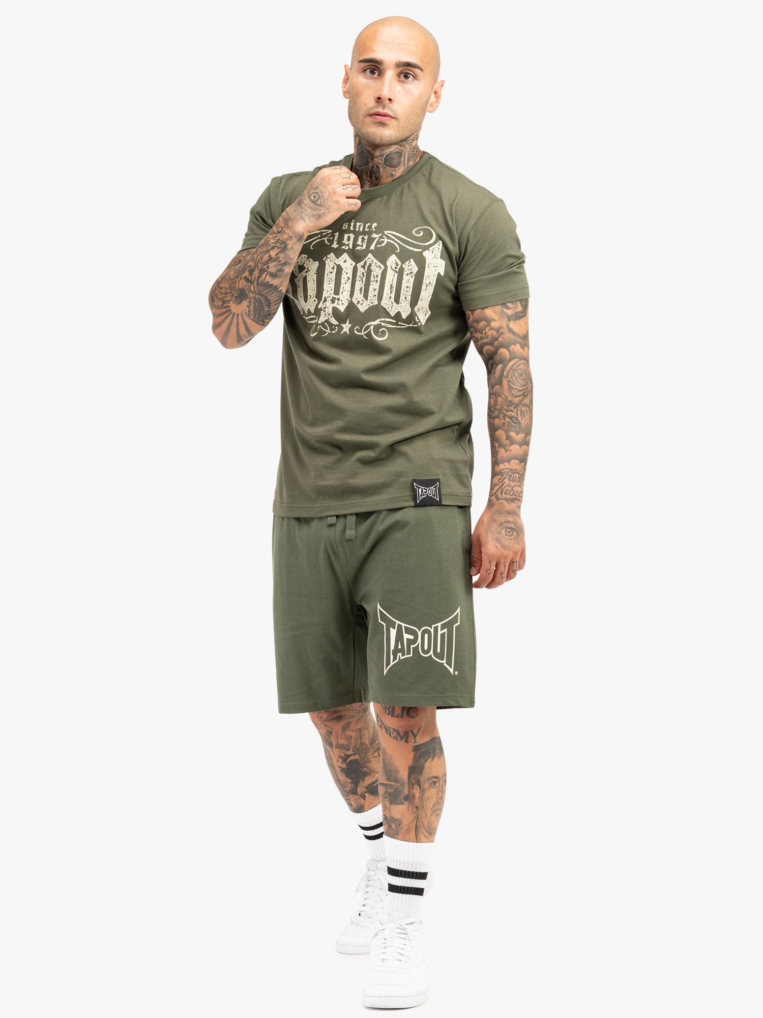 Tapout Herren T-Shirt Oliv in normaler Passform mit grossem Logo-Print vorne und kleinem Logo am Rücken