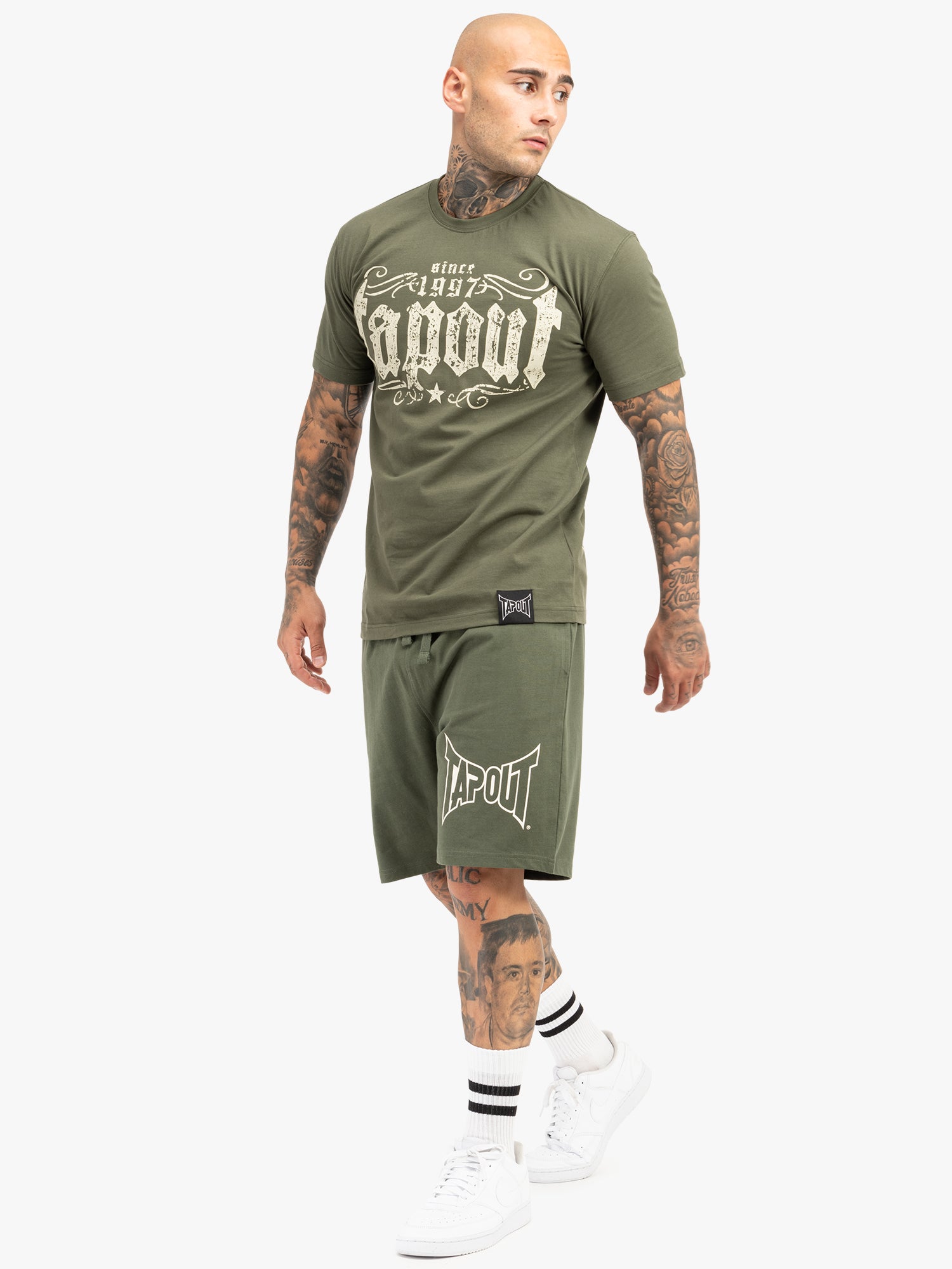 Tapout Herren T-Shirt Oliv in normaler Passform mit grossem Logo-Print vorne und kleinem Logo am Rücken