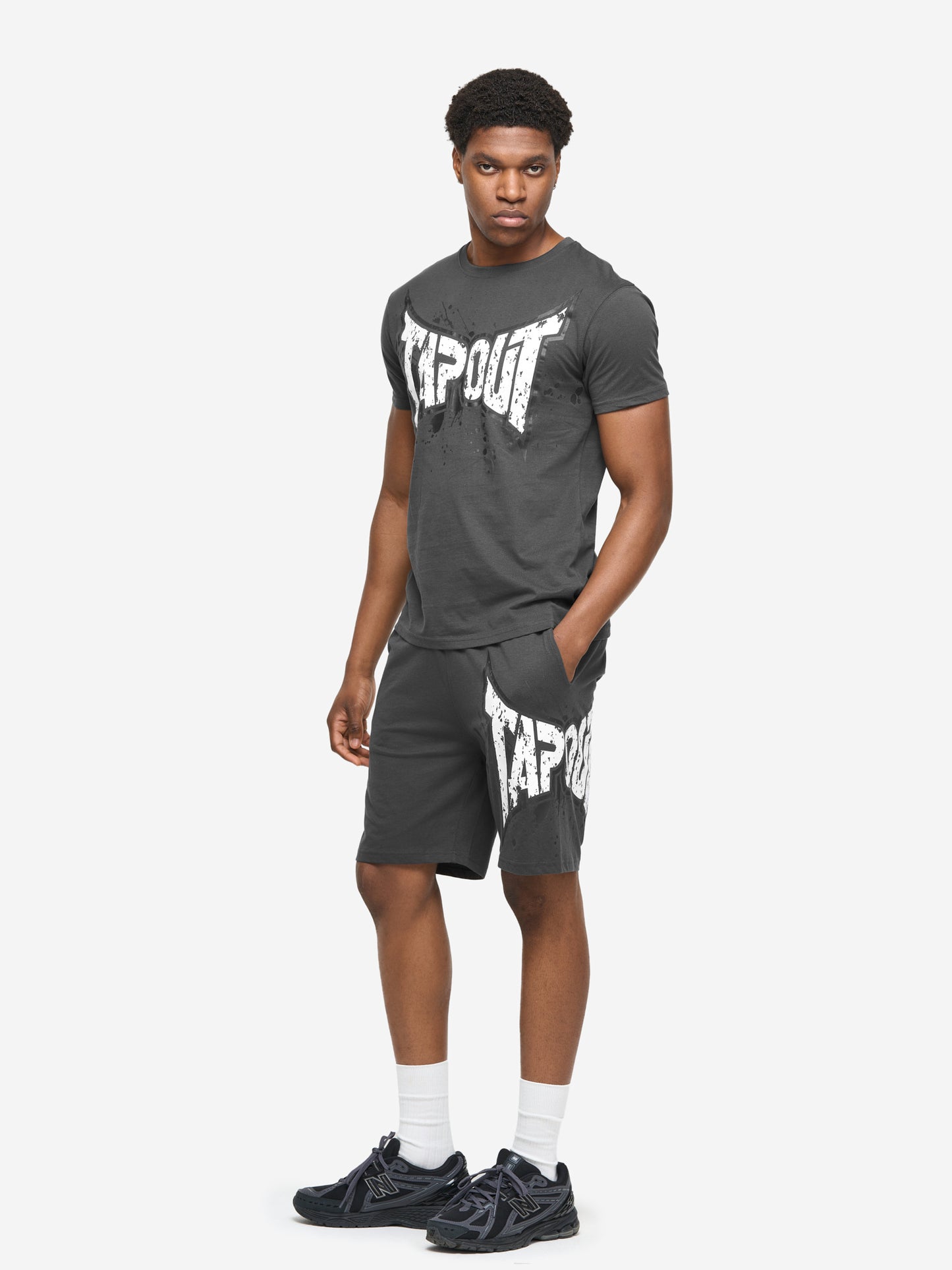 Tapout Herren T-Shirt & Shorts Set Anthracite mit Logo in normaler Passform