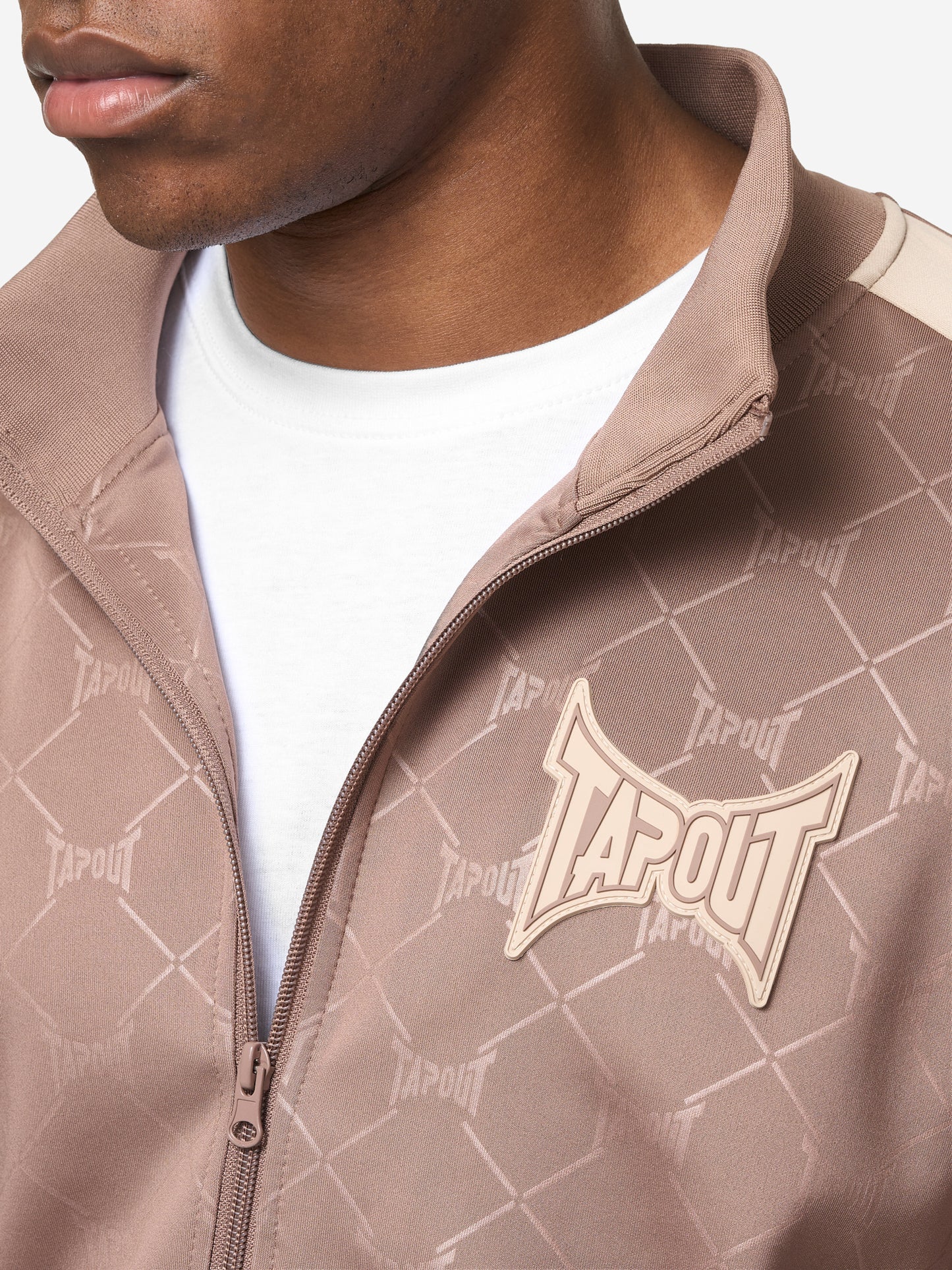 Brauner Herren Trainingsanzug von Tapout mit 3D-Gummi-Badges, Kontrasteinsätzen, geprägtem Logo und Reissverschlusstaschen