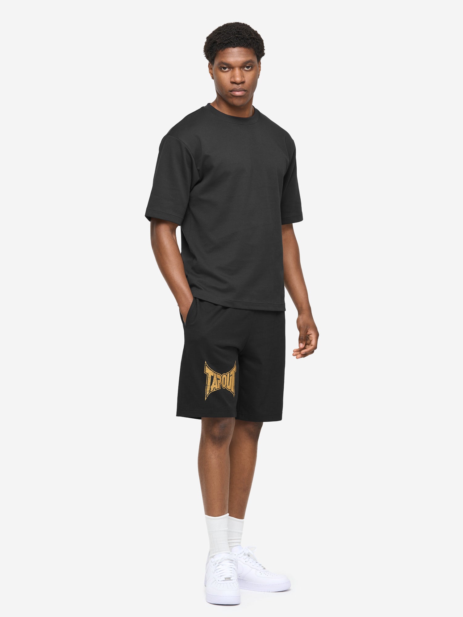 Schwarze Tapout Herren Shorts in normaler Passform mit Vintage-Logo-Druck, drei Taschen und Patch