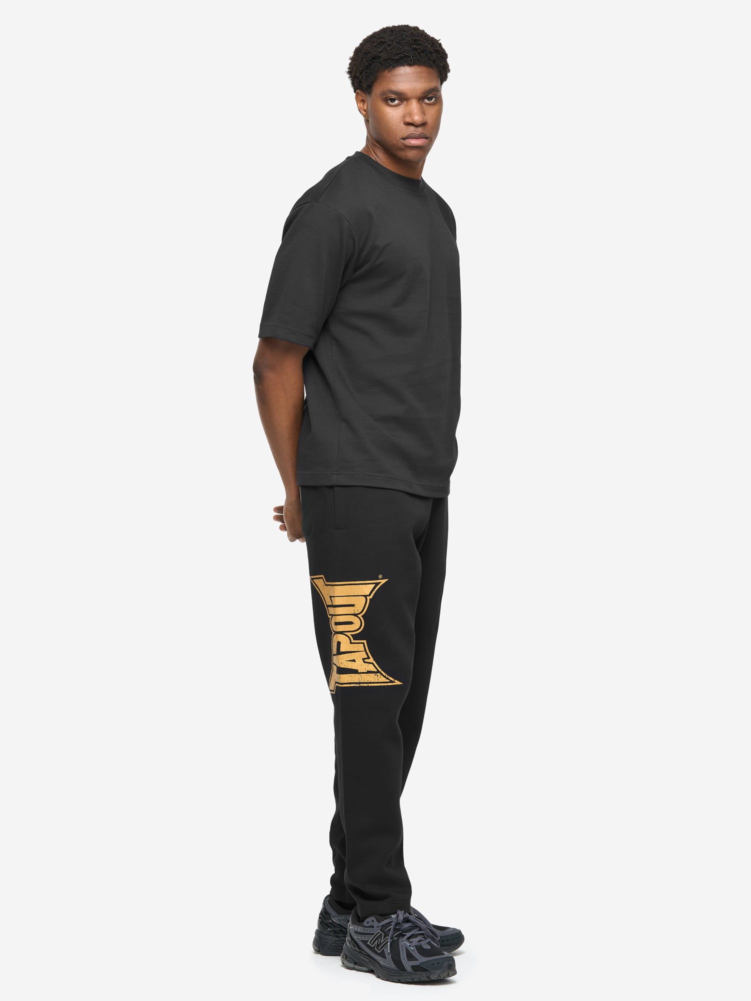 Schwarze Tapout Herren Jogginghose in normaler Passform mit Vintage-Logo-Druck, drei Taschen und Fleece