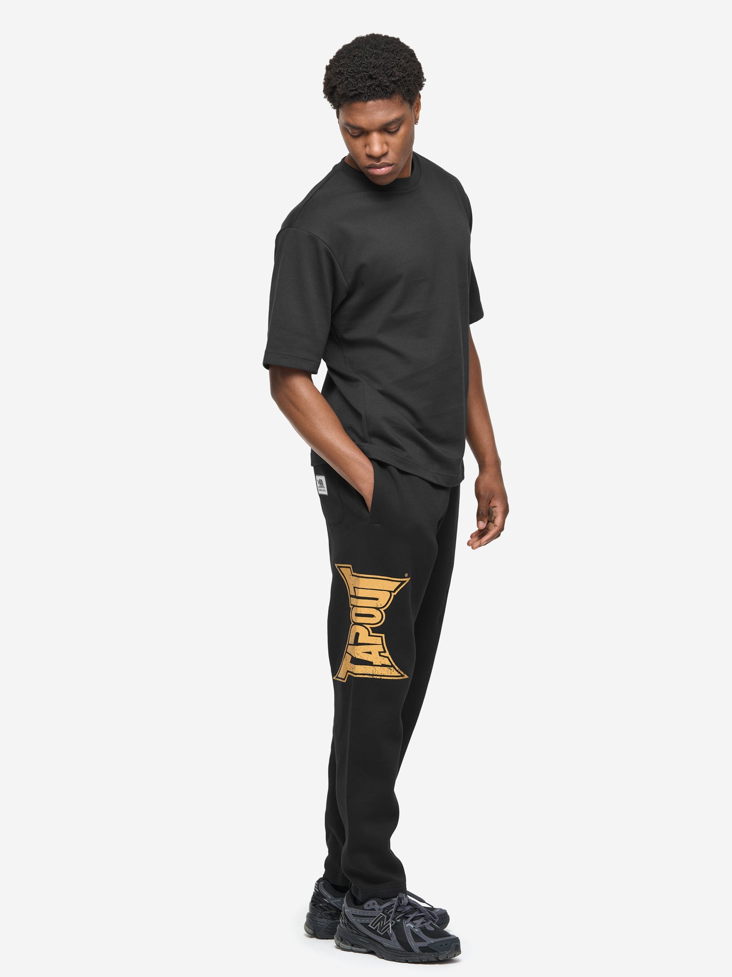 Schwarze Tapout Herren Jogginghose in normaler Passform mit Vintage-Logo-Druck, drei Taschen und Fleece