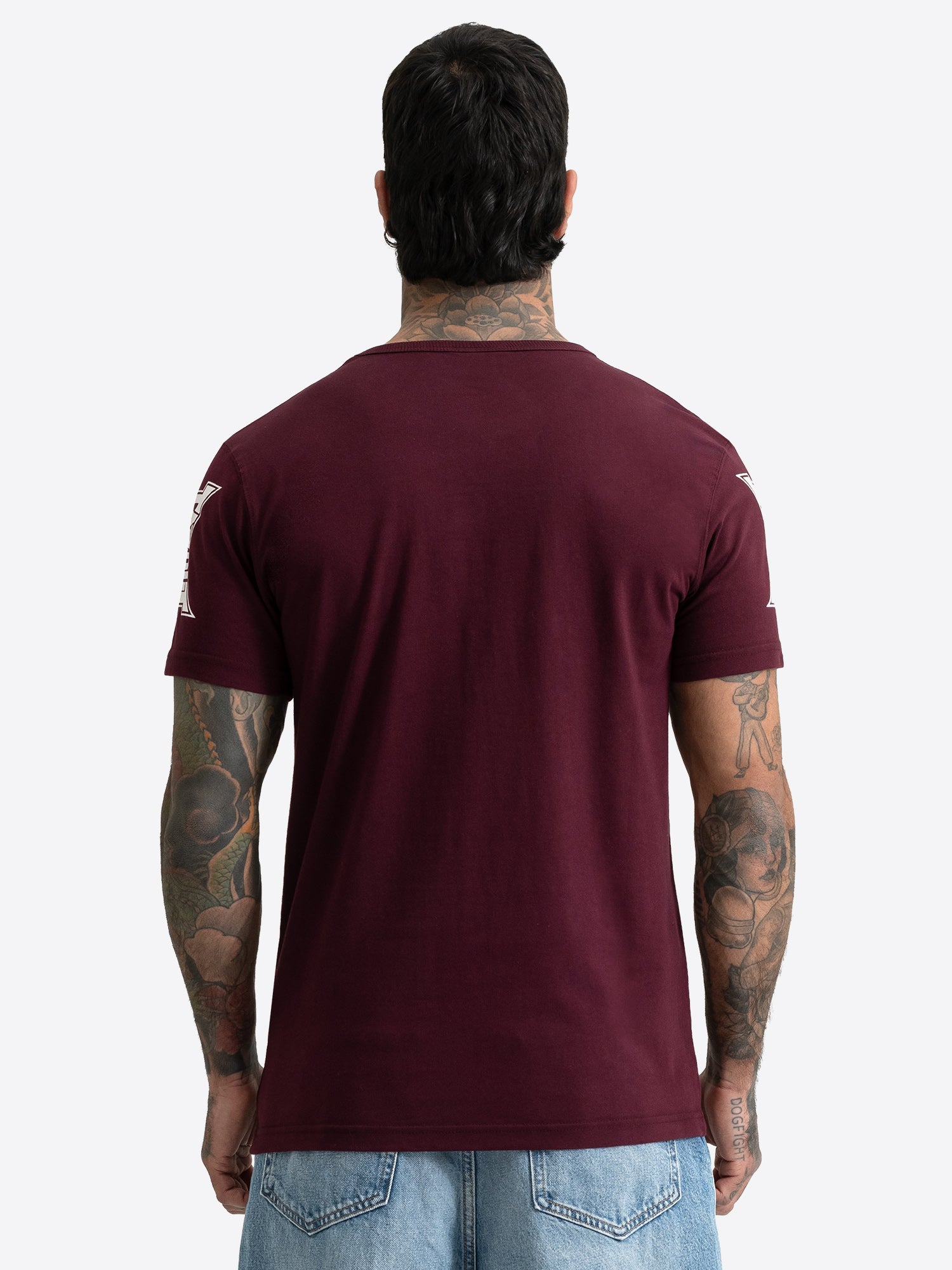 Weinrotes Tapout T-Shirt für Männer, Rückseite, normale Passform aus Baumwolle.