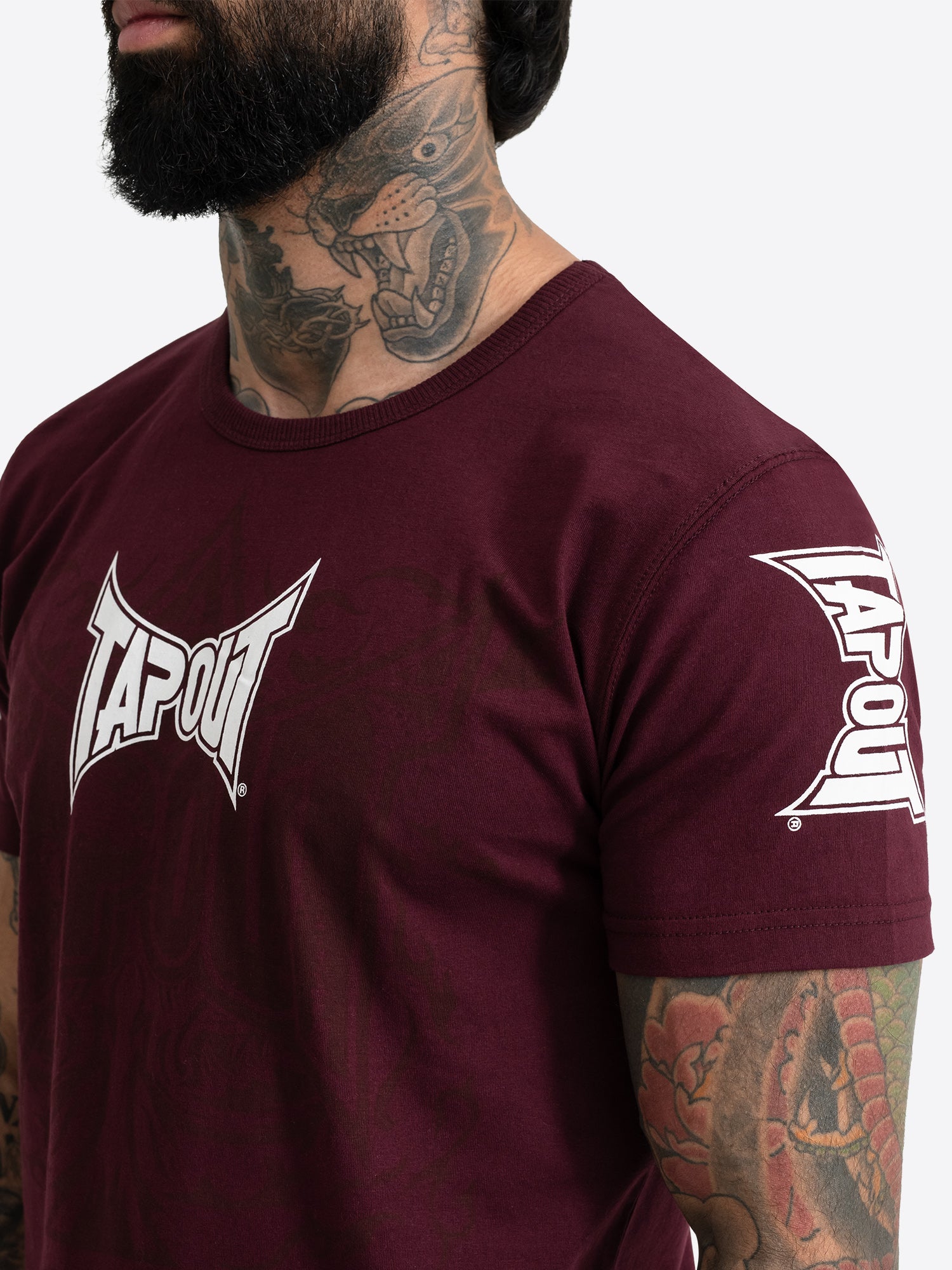 Tapout Logo-Print am Ärmel und Rundhalsausschnitt, weinroter Jersey-Stoff.
