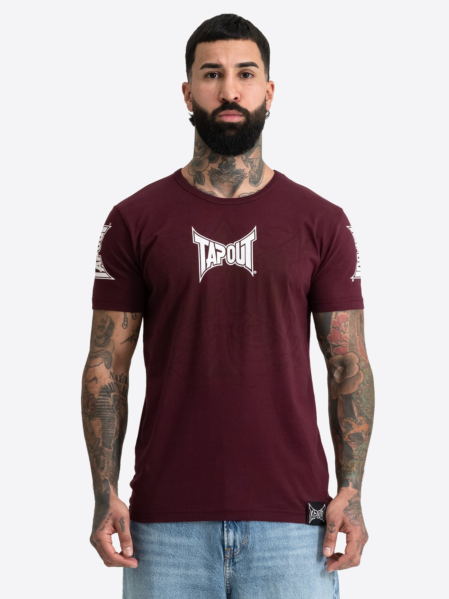 Tapout Herren T-Shirt in Weinrot mit weissem Vintage-Logo-Print auf der Brust.
