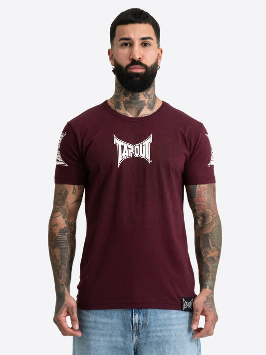 Tapout Herren T-Shirt in Weinrot mit weissem Vintage-Logo-Print auf der Brust.
