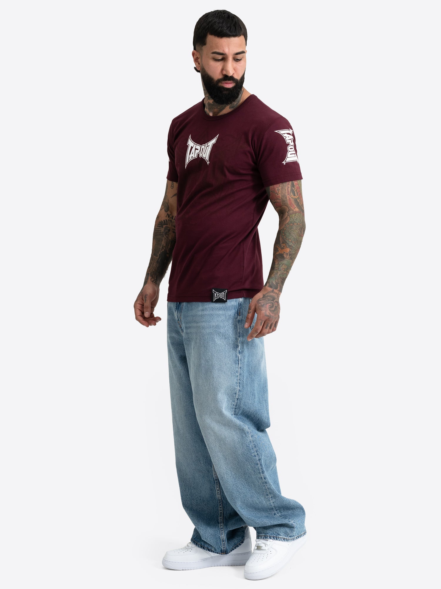 Tapout Herren T-Shirt in Weinrot mit weissem Vintage-Logo-Print auf der Brust.