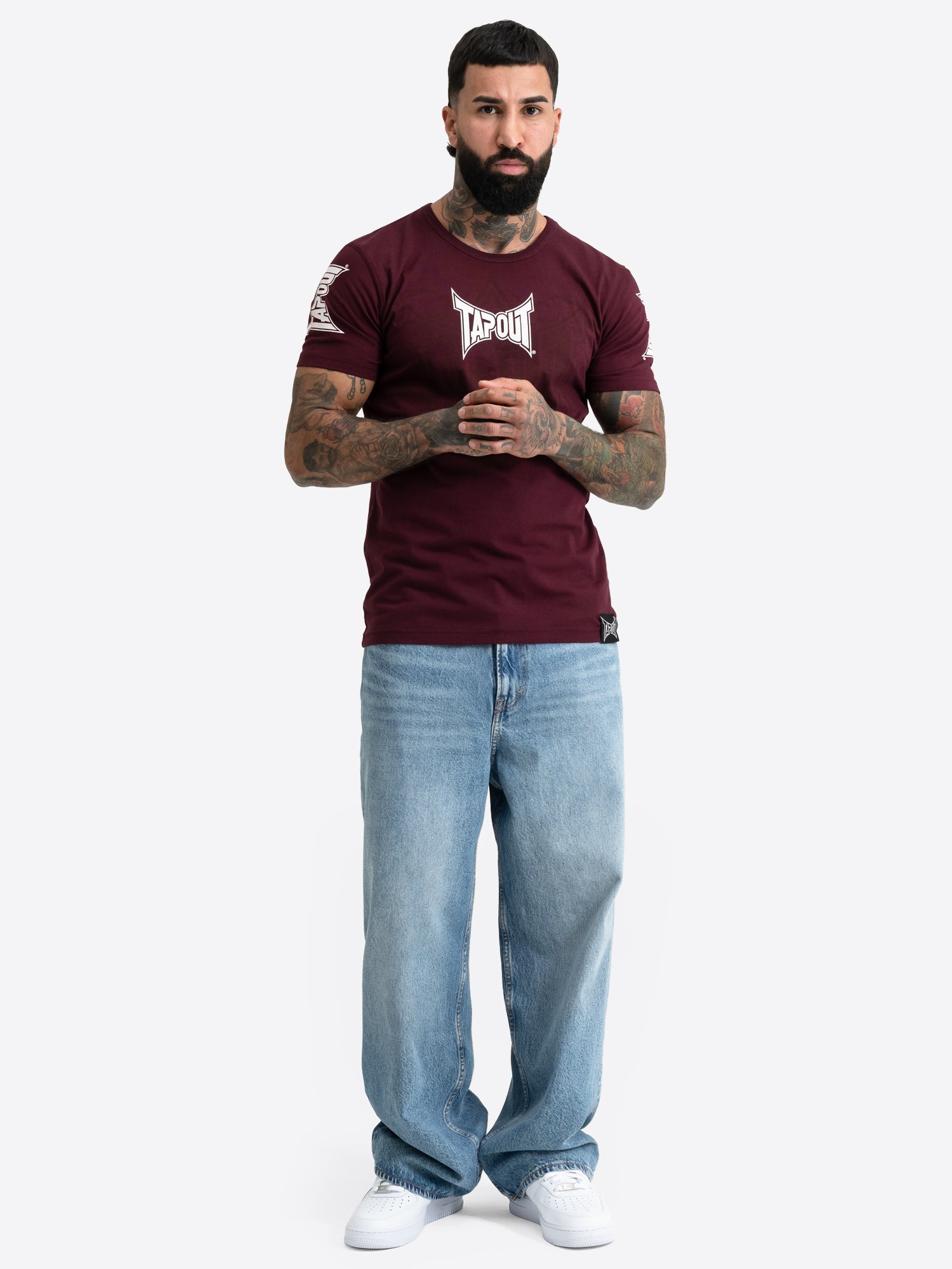 Tapout Herren T-Shirt in Weinrot mit weissem Vintage-Logo-Print auf der Brust.