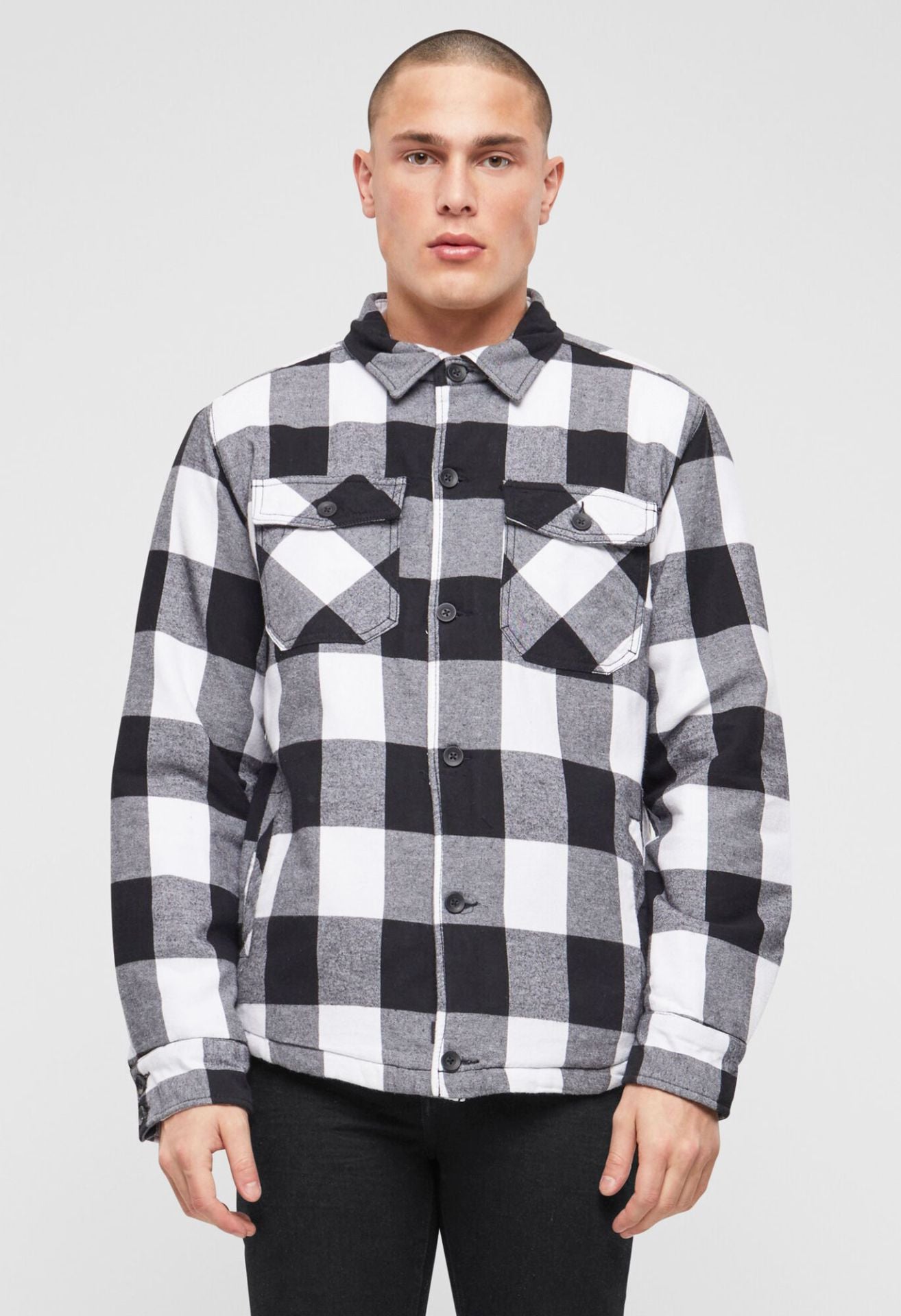 Brandit Lumber Jacke in Weiss/Schwarz, wattiertes Flanell, Straight-Cut, Brusttaschen, Innentasche, Knopfleiste.