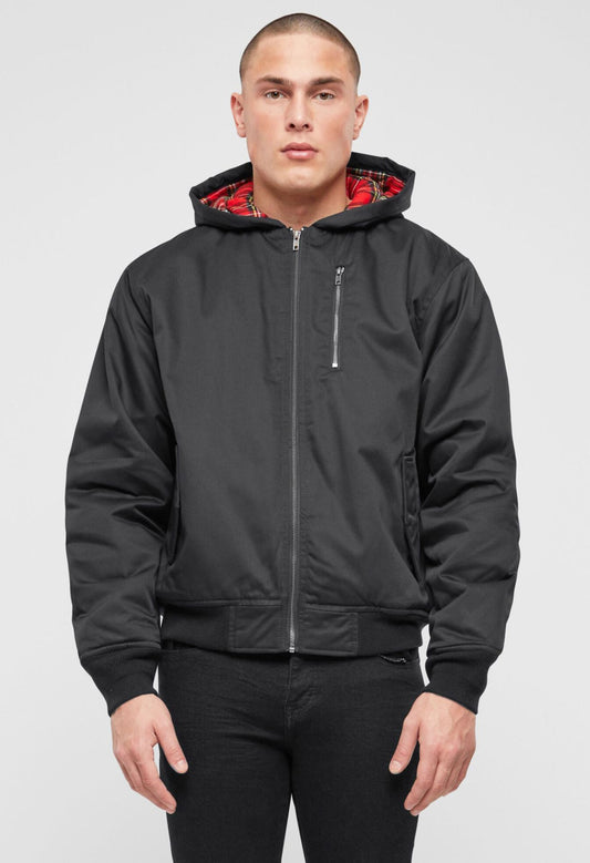 Robuste schwarze Brandit Winterjacke mit warmer Fütterung, Kapuze und funktionellen Taschen für kalte Tage.“