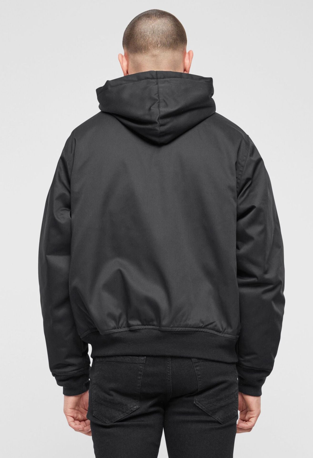 Robuste schwarze Brandit Winterjacke mit warmer Fütterung, Kapuze und funktionellen Taschen für kalte Tage.“